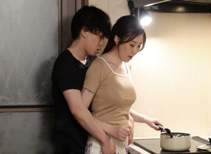 Bà mẹ kế tận hưởng cùng con chồng