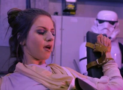 Các nhân vật trong Star Wars ân ái không rời tay