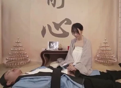 Cô gái áo tu tiếp cận vị đạo sĩ bị thương