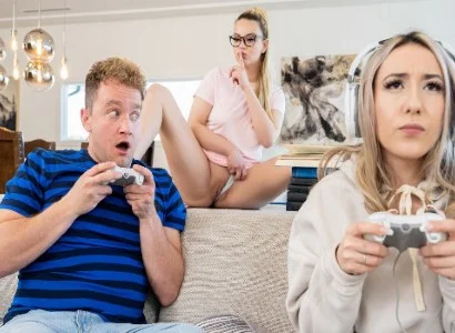 cô nàng mải chơi game lúc nào cũng thế nên bị bạn thân cướp người yêu