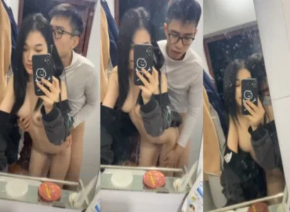 Hai người trẻ đang ân ái với nhau trước gương