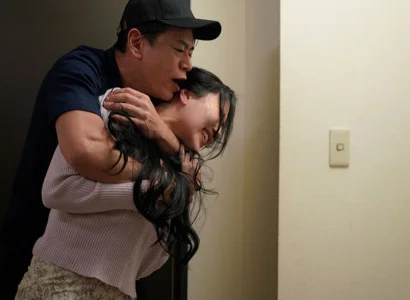Nữ ca sĩ bị người hâm mộ cưỡng bức vì thân hình quá hấp dẫn