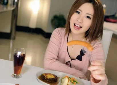 Người đàn ông ăn tối xong rồi địt em