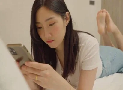 Người phụ nữ cặp kè cùng anh nhân viên giao hàng
