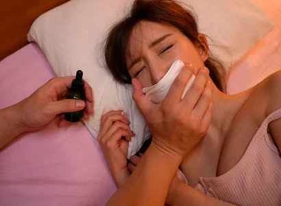 Tên này dùng thuốc mê cho cô em họ xinh đẹp rồi quan hệ